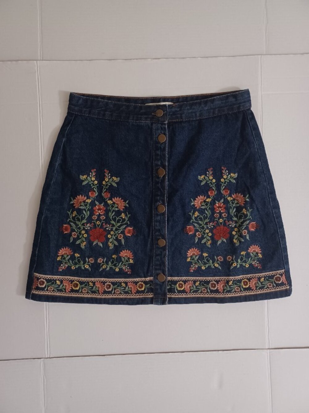 MI AMI DENIM BUTTON FRONT BOHO FLORAL EMBROIDERED MINI SKIRT SIZE LARGE